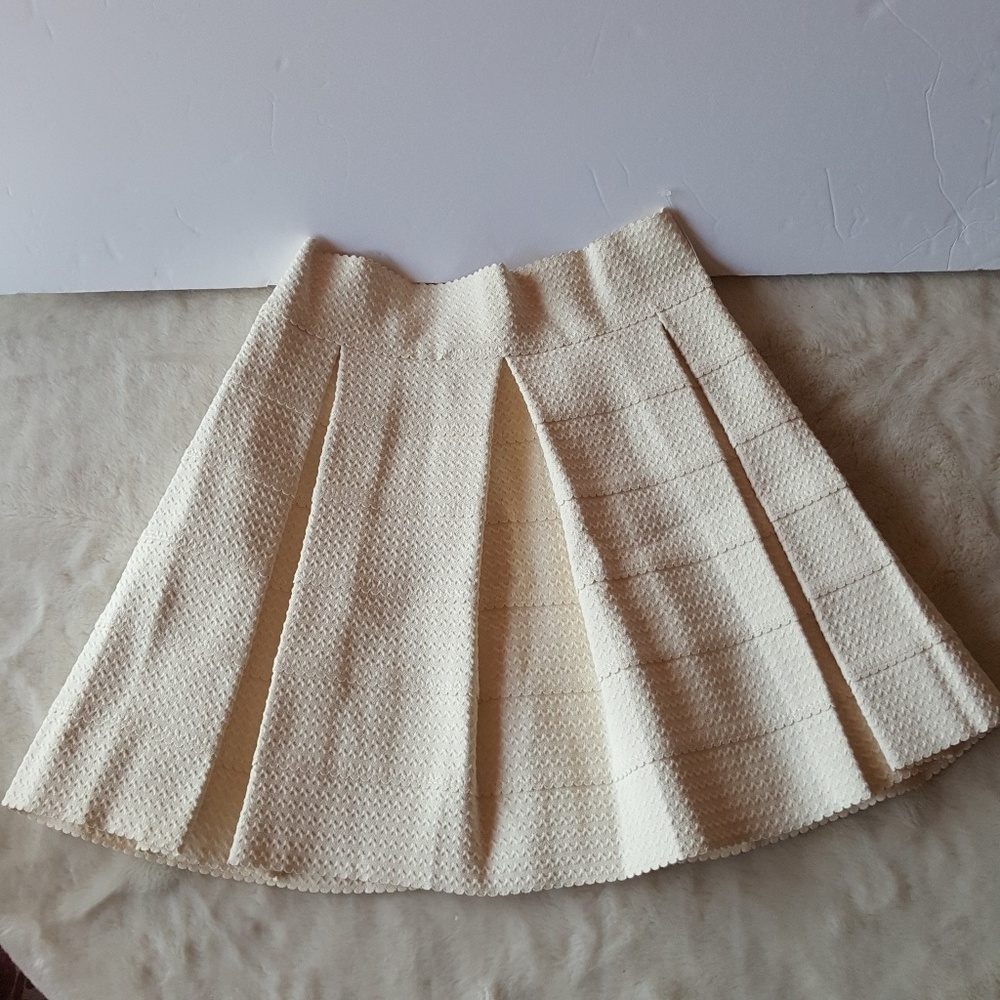 Touch me Juniors Ivory Pleated mini skirt